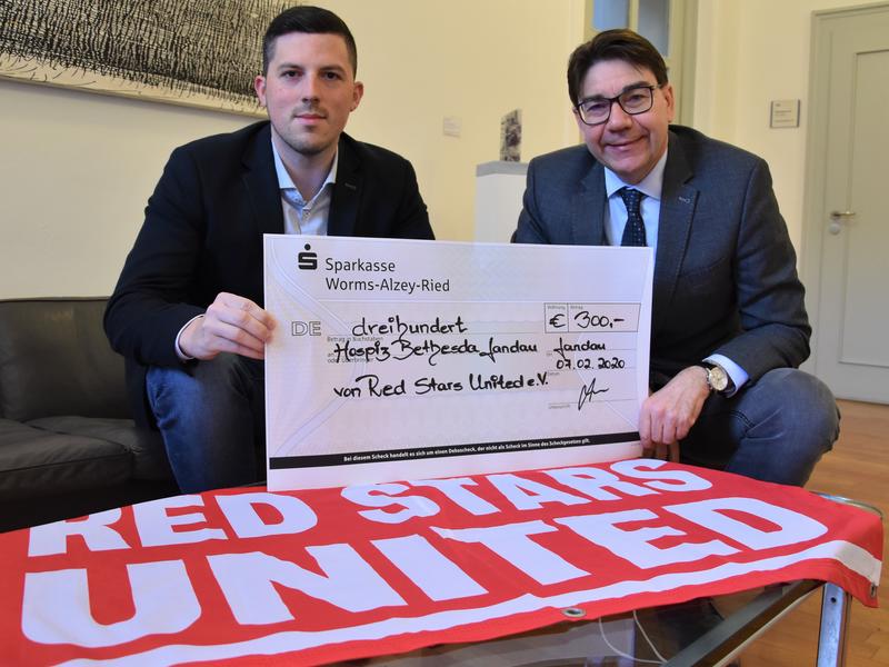 Der 2. Vorsitzende der Red Stars United Alexander Gro&szlig;e-Hartlage (l.) &uuml;berreichte jetzt eine Spende in H&ouml;he von 300 Euro an Landaus OB Thomas Hirsch, den Vorsitzenden des F&ouml;rdervereins Ein Hospiz f&uuml;r LD-S&Uuml;W. 