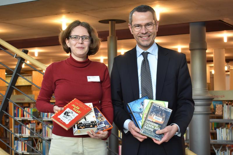 Stellten gemeinsam den Jahresbericht 2019 der Stadtbibliothek Landau vor: Bibliotheksleiterin Amelie L&ouml;hlein und B&uuml;rgermeister Dr. Maximilian Ingenthron.