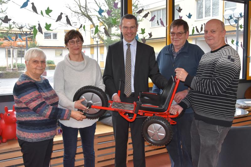 Freuen sich &uuml;ber den Zuwachs im Fuhrpark des Mehrgenerationenhauses: Uta Stenger, langj&auml;hrige Vorsitzende des F&ouml;rdervereins &raquo;Unser Horst&laquo;, Anja Schellbach vom Mehrgenerationenhaus, B&uuml;rgermeister Dr. Maximilian Ingenthron sowie Peter Herrmann und Bernhard 