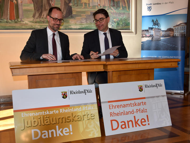 OB Thomas Hirsch (r.) und der Chef der Staatskanzlei, Clemens Hoch, bei der Unterzeichnung im Landauer Rathaus.