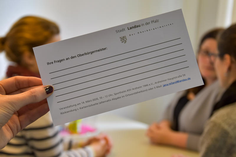 B&uuml;rgerinnen und B&uuml;rger k&ouml;nnen &raquo;Ihre Fragen an den Oberb&uuml;rgermeister&laquo; auf Fragek&auml;rtchen notieren.