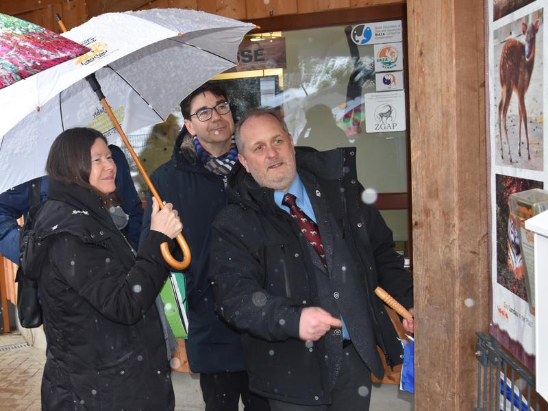 Klimaschutztour im Schnee: Umweltministerin H&ouml;fken, OB Hirsch und Zoodirektor Dr. Heckel (v.l.n.r.) beim Vor-Ort-Termin im Zoo Landau. 