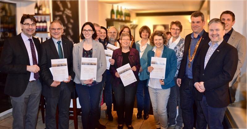 Elf soziale Einrichtungen und Organisationen aus der Region d&uuml;rfen sich &uuml;ber Spenden aus dem Verlaufserl&ouml;s des Landauer Adventskalenders 2016 freuen. Die Spenden&uuml;bergabe fand im Beisein von Oberb&uuml;rgermeister Thomas Hirsch (l.) in der Vinothek Casella stat