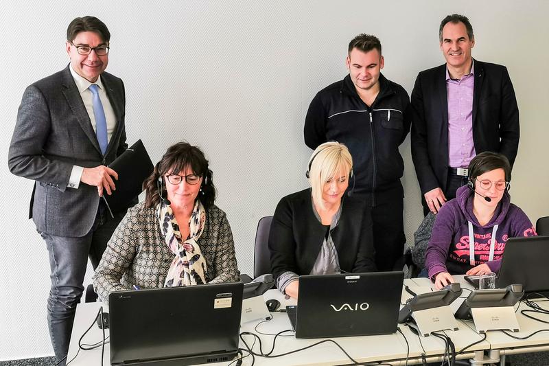 OB Thomas Hirsch, Kreisfeuerwehrinspekteur Jens Thiele und Landrat Dietmar Seefeldt (v.l.n.r.) mit den vom gemeinsamen Gesundheitsamt geschulten Mitarbeiterinnen des Corona-B&uuml;rgertelefons. 