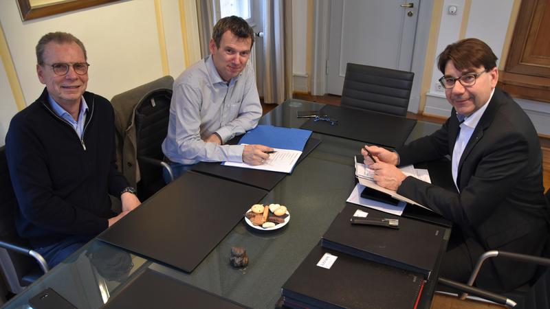 Der neugew&auml;hlte Vorstand des Freundeskreises Bl&uuml;hendes Landau, Dirk Wollenschl&auml;ger (M.) und Bernd Schmidt (l.), tauschte sich jetzt im Rathaus mit OB Thomas Hirsch aus.