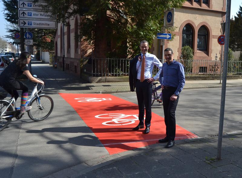 Die Markierungsarbeiten in Landaus erster Fahrradstra&szlig;e An 44 sind bereits abgeschlossen. Hier B&uuml;rgermeister und Verkehrsdezernent Dr. Maximilian Ingenthron (l.) gemeinsam mit dem Leiter der Abteilung f&uuml;r Mobilit&auml;t und Verkehrsinfrastruktur, Ralf Bernhard