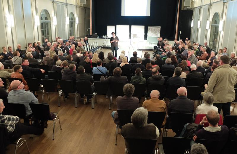 Ein gelungener Auftakt f&uuml;r ein vielversprechendes B&uuml;rgerbeteiligungsverfahren: Mehr als 150 interessierte B&uuml;rgerinnen und B&uuml;rger waren zur Auftaktveranstaltung ins Alte Kaufhaus gekommen, um sich zu informieren und um ihre Anregungen, W&uuml;nsche und Vorschl&auml;