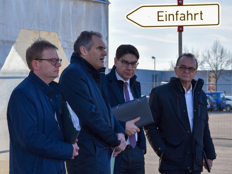 Parlamentarischer Staatssekret&auml;r Dr. Thomas Gebhart, Landrat Dietmar Seefeldt, Oberb&uuml;rgermeister Thomas Hirsch und Landrat Dr. Fritz Brechtel (v.l.n.r.) beim Vor-Ort-Termin am neuen Corona-Diagnosezentrum f&uuml;r die S&uuml;dpfalz. 