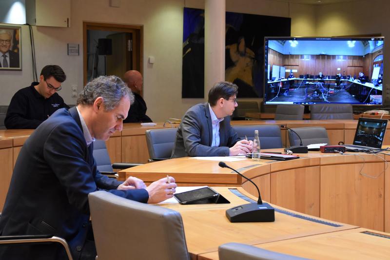 OB Thomas Hirsch (r.) und Landrat Dietmar Seefeldt bei der Lagebesprechung zur Einrichtung eines gemeinsamen Katastrophenschutzstabs. 