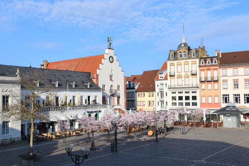 So soll es sein: Der menschenleere Landauer Rathausplatz in Zeiten von Corona.