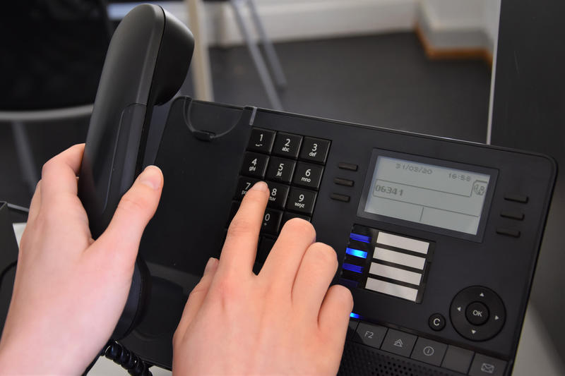 Hilfe ist nur einen Griff zum H&ouml;rer entfernt: Die Stadt Landau hat telefonische Beratungs- und Hilfsangebote f&uuml;r Menschen in Not zusammengestellt.