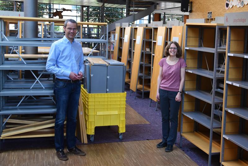 B&uuml;rgermeister Dr. Maximilian Ingenthron und Bibliotheksleiterin Amelie L&ouml;hlein in den R&auml;umlichkeiten der Stadtbibliothek Landau. 