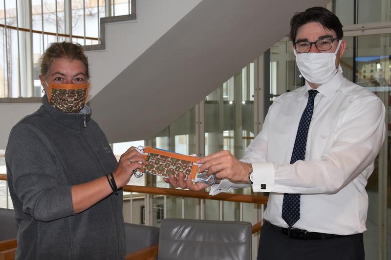 Sabine Gerstner von der Facebook-Gruppe &raquo;Mundmasken&laquo; mit Oberb&uuml;rgermeister Thomas Hirsch. 