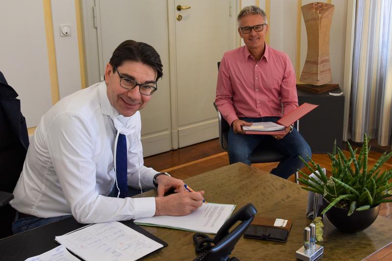 Schnelle, zielgenaue und direkte Hilfe: OB Thomas Hirsch und Wirtschaftsf&ouml;rderer Martin Messemer bei den ersten Unterschriften f&uuml;r die Antr&auml;ge des Hilfspakets &raquo;Miteinander in Landau&laquo;. 