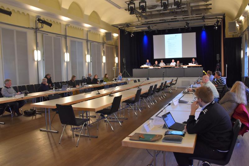 Seit Beginn der Corona-Krise tagt der Landauer Hauptausschuss in geb&uuml;hrendem Abstand - und mit den meisten Stadtratskompetenzen. 