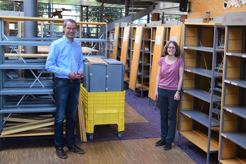 B&uuml;rgermeister Dr. Maximilian Ingenthron und Einrichtungsleiterin Amelie L&ouml;hlein in der Baustelle Stadtbibliothek.