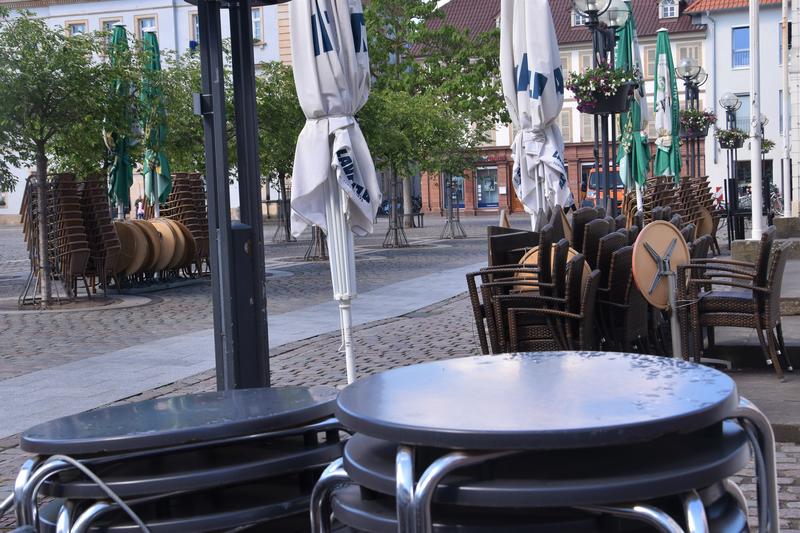 In der Landauer Innenstadt laufen die Vorbereitungen auf den &raquo;Restart&laquo; der Gastronomie.