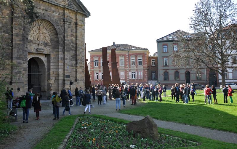Besucherinnen und Besucher fanden sich an beiden Veranstaltungstagen am Deutschen Tor ein, dem Ausgangspunkt der Stadtf&uuml;hrung &raquo;FrauenGestalten&laquo;.