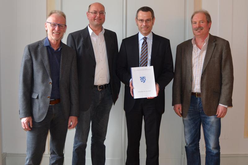 B&uuml;rgermeister Dr. Maximilian Ingenthron (2.v.r.) hat jetzt gemeinsam mit Amts- und Rechtsabteilungsleiter Stefan Joritz (2.v.l.), dem Leiter der Ordnungsabteilung Thomas Scholly (l.) und dem Leiter des Standesamts, Leander V&ouml;llinger (r.), den Bericht des 