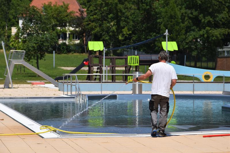 Die Vorbereitungen im Freibad am Prie&szlig;nitzweg in Landau laufen auf Hochtouren. 