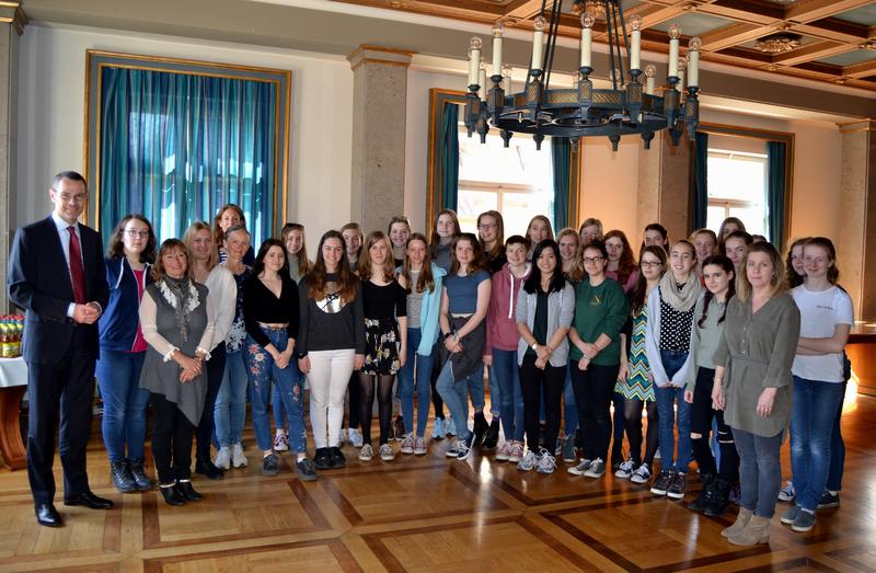 Welcome to Landau: B&uuml;rgermeister und Schuldezernent Dr. Maximilian Ingenthron hat jetzt die englischen Austauschsch&uuml;lerinnen der Maria-Ward-Schule und ihre begleitenden Lehrkr&auml;fte im historischen Empfangssaal des Rathauses empfangen.