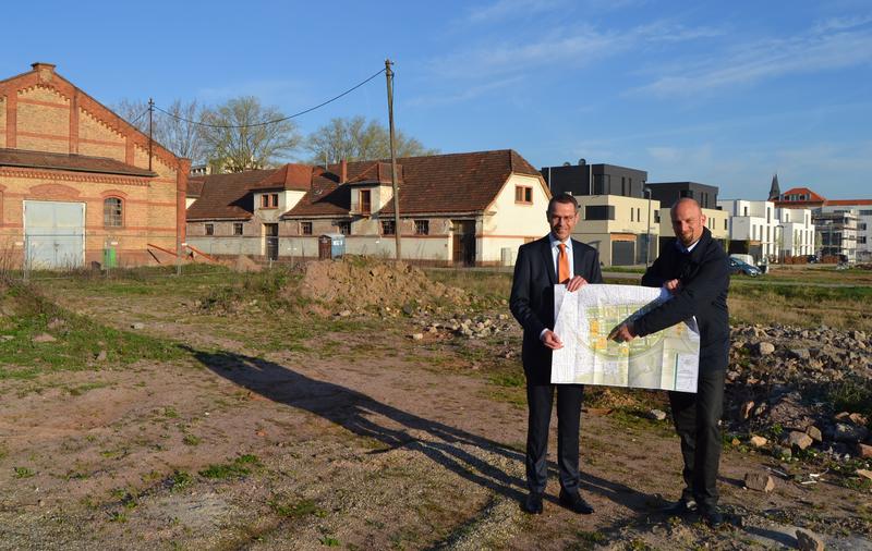 B&uuml;rgermeister und Baudezernent Dr. Maximilian Ingenthron (l.) und Stadtbauamtsleiter Christoph Kamplade auf dem Baufeld 16a. Das Grundst&uuml;ck wurde von der Stadt f&uuml;r die Entwicklung durch eine Baugruppe freigegeben - als zehntes in Landau.