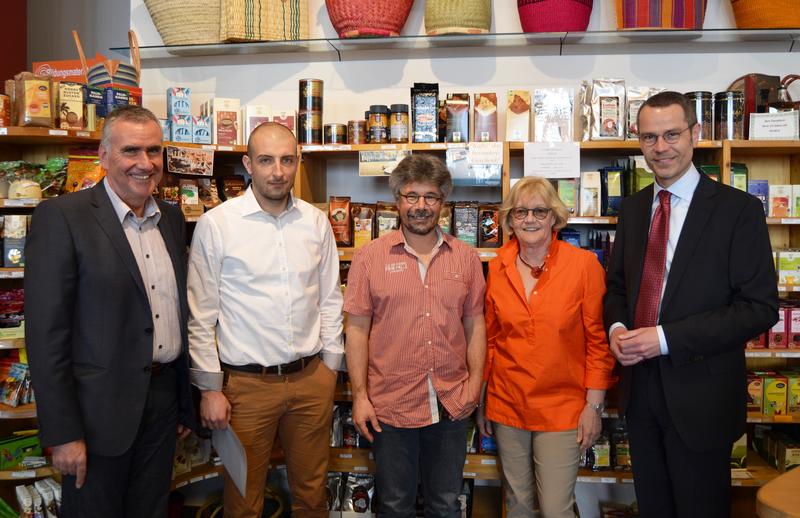 Machen sich auf den Weg zu einer Fairtrade Stadt Landau: Beigeordneter und Umweltdezernent Rudi Klemm, Tim Sandrock von der Unternehmensgruppe Kissel, J&uuml;rgen Leonhard, Pfarrer der Stiftskirchengemeinde, Barbara Weyrauch, Vorsitzende des Vereins Partnersch