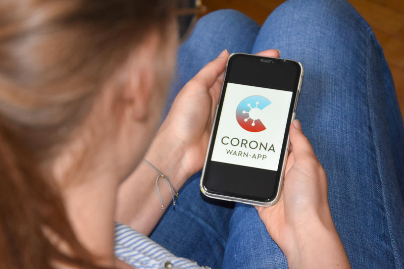 Die Corona-App der Bundesregierung ist kostenlos in allen App-Stores erh&auml;ltlich. 