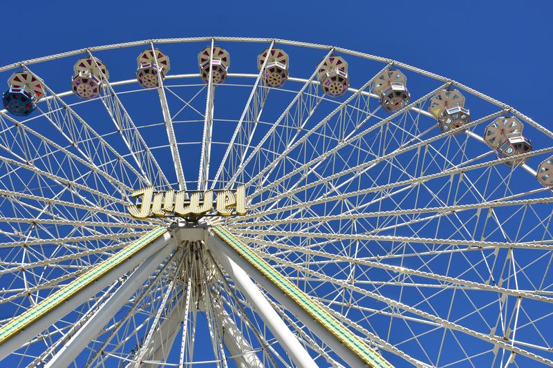 Das Riesenrad &raquo;Juwel&laquo; der Schaustellerfamilie G&ouml;bel l&auml;dt ab Freitag, 26. Juni, zu &raquo;Corona-konformem&laquo; Vergn&uuml;gen auf dem Landauer Rathausplatz ein.