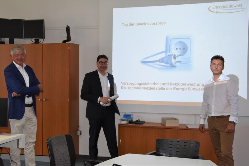 Zum Tag der Daseinsvorsorge informierte sich Oberb&uuml;rgermeister Thomas Hirsch (Mitte) bei ESW-Vorstand Dr. Thomas Wa&szlig;muth (links) und J&uuml;rgen Bach, Gesch&auml;ftsf&uuml;hrer der EnergieS&uuml;dwest Netz GmbH, &uuml;ber die Arbeit in der zentralen Netzleitwarte. 
