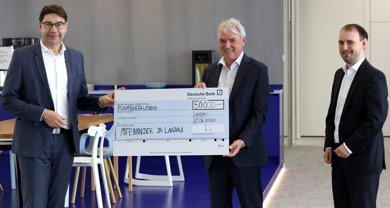 25.06.2020.Landau. Fa. Progroup. Spendenuebergabe. OB Hirsch mit Herrn Heindl sen und jr