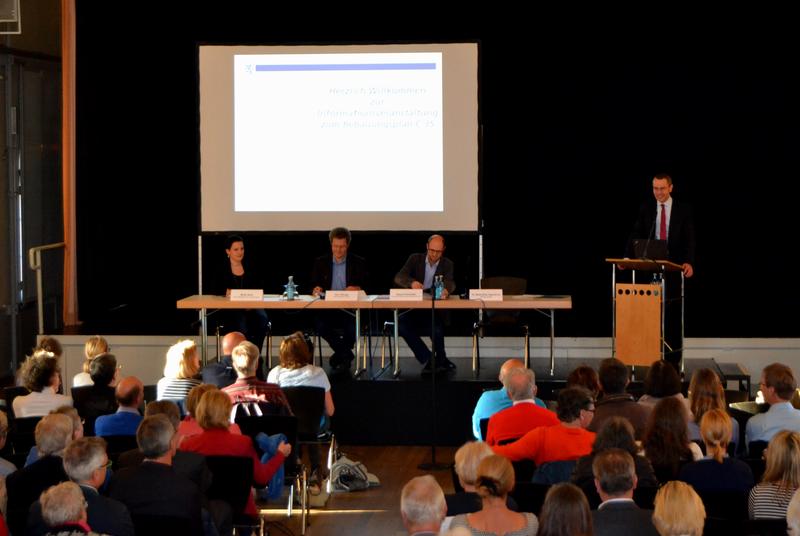 Zur Informations- und Diskussionsveranstaltung zu dem in Aufstellung befindlichen Bebauungsplan C35 &raquo;Zwischen Am Lohgraben und Godramsteiner Stra&szlig;e&laquo; kamen fast 100 interessierte B&uuml;rgerinnen und B&uuml;rger ins Alte Kaufhaus.