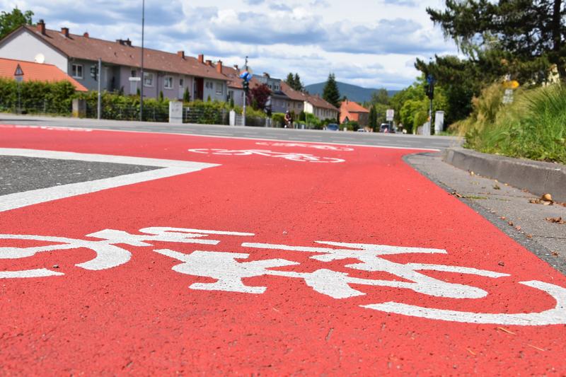 Die Kreuzung Godramsteiner Stra&szlig;e/Nu&szlig;dorfer Weg/Hindenburgstra&szlig;e wurde bereits modernisiert - und mit speziellen Radaufstellfl&auml;chen versehen.