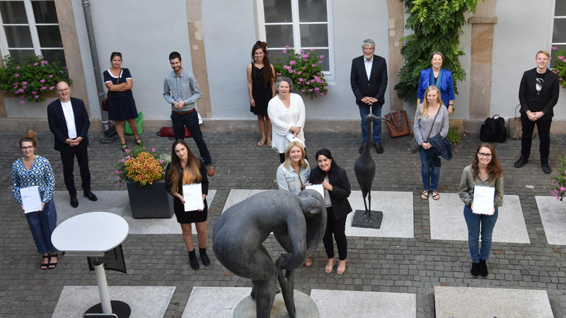 Vordere Reihe - Preistr&auml;gerinnen: Dr. Charlotte Fechter, Julia Wedekind, Cenay Kapusuz, Laura Voland. Mittlere Reihe - betreuende Dozentinnen und Dozenten: Prof. Dr. Werner Sesselmeier, Raphael Gutzweiler, Prof. Dr. Andrea Dlugosch, Dr. Claudia Menzel. Hi