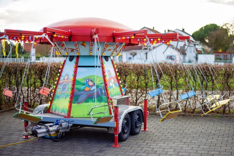 Hier noch in &raquo;heimischen Gefilden&laquo;, immer freitags und samstags aber auf dem Landauer Stiftsplatz zu finden: Das Kinder-Kettenkarussell von Nicola Ermer und Helmut Golz. 