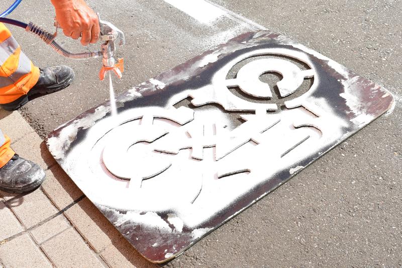 Flei&szlig;ig, flei&szlig;ig: In der Landauer K&ouml;nigstra&szlig;e gehen die Markierungsarbeiten auf die Zielgeraden. 