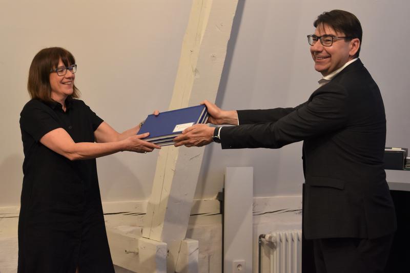 Corona-konforme - und gut gelaunte - &Uuml;bergabe der Chronik von OB Hirsch an Stadtarchivarin Christine Kohl-Langer. 