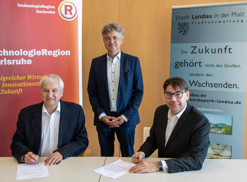 Besiegeln die Aufnahme der Stadt Landau als 29. Gesellschafter der TechnologieRegion Karlsruhe GmbH. (v.l.) Jochen Ehlg&ouml;tz, Gesch&auml;ftsf&uuml;hrer der TechnologieRegion Karlsruhe GmbH, Dr. Frank Mentrup, Oberb&uuml;rgermeister der Stadt Karlsruhe und Aufsichtsratsvor