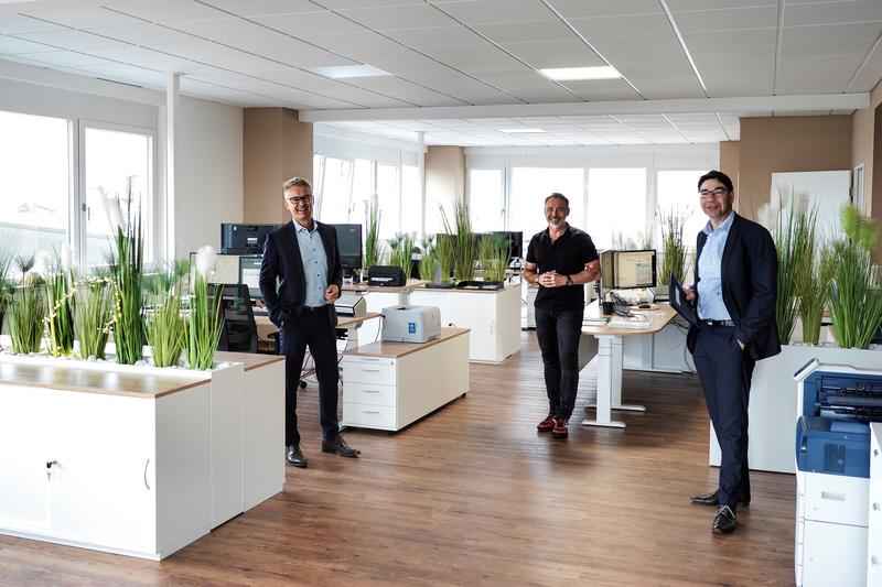 Der st&auml;dtische Wirtschaftsf&ouml;rderer Martin Messemer, Gesch&auml;ftsf&uuml;hrer Robert Fischer und OB Thomas Hirsch (v.l.n.r.) beim Vor-Ort-Termin bei der Finduell GmbH. 
