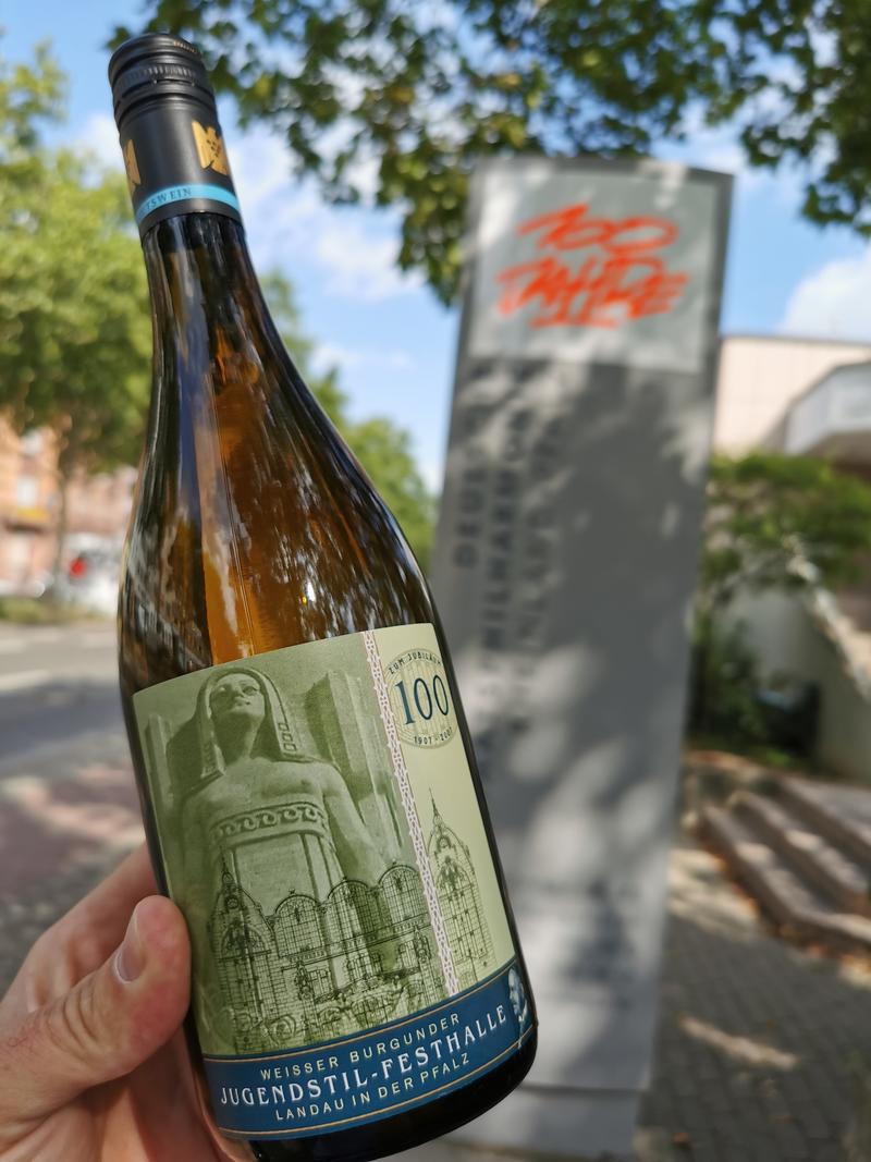 120 Flaschen Landauer Wein gab es jetzt als kleines Dankesch&ouml;n f&uuml;r die Musikerinnen und Musiker der Staatsphilharmonie.
