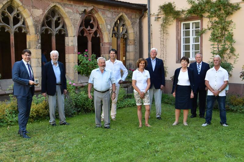 OB Thomas Hirsch, Hubert Lehmann, Viktor Herzenstiel, Dr. Mark Lugenb&uuml;hl, Karin Hechler, Dr. Helmuth Back, Barbara Kleinschmidt, Udo Vogel und Michael Bader (v.l.n.r.) bei der j&uuml;ngsten Verleihung der st&auml;dtischen Ehrennadeln. 