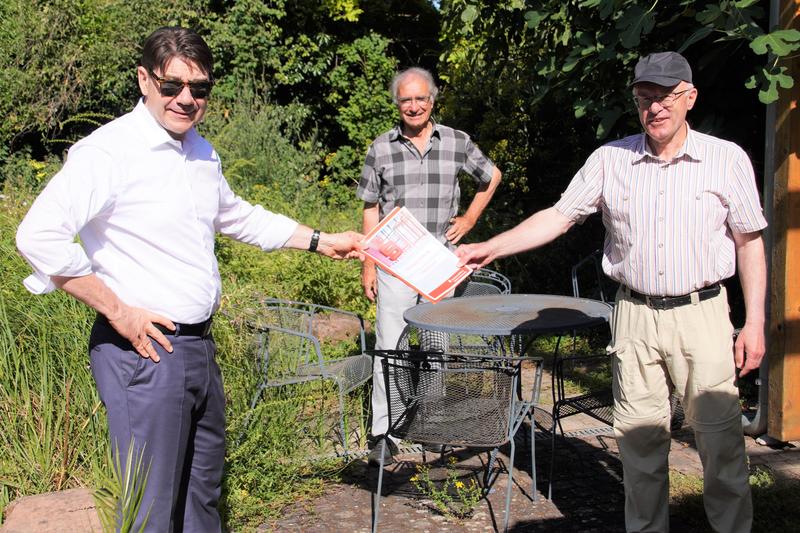 OB Thomas Hirsch (l.) &uuml;berreichte bei seinem Besuch in Kleinfischlingen eine Sparkassenspende in H&ouml;he von 2.000 Euro an Kurt von Nida (M.) und Dieter Zei&szlig; von der Aktion S&uuml;dpfalz-Biotope. 