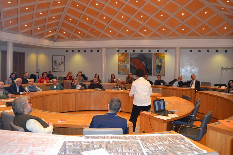 : Etwa 50 interessierte B&uuml;rgerinnen und B&uuml;rger nahmen am ersten Workshop zum Ausbau der K&ouml;nigstra&szlig;e teil.