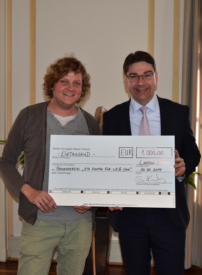 Sascha Kaub, Programmchef des lokalen Radiosenders Antenne Landau, &uuml;berreichte einen Spendenscheck in H&ouml;he von 1.000 Euro an Oberb&uuml;rgermeister Thomas Hirsch, den Vorsitzenden des F&ouml;rdervereins &raquo;Ein Hospiz f&uuml;r Landau und die S&uuml;dliche Weinstra&szlig;e&laquo;. 