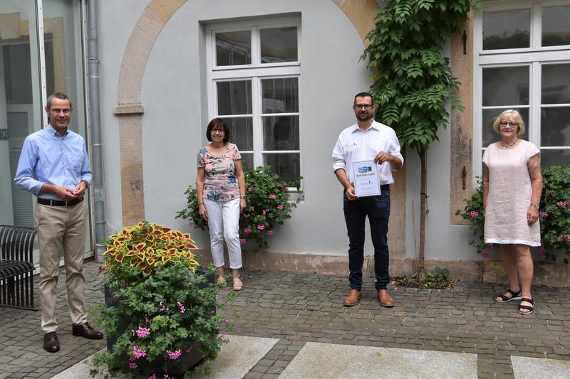 Freuen sich, dass das Unternehmen Werbeheld nun zur Landauer Fairtrade-Familie geh&ouml;rt: B&uuml;rgermeister Dr. Maximilian Ingenthron, Annette Liebel von der st&auml;dtischen Agenda, Ferdinand Schupp vom neuen Partner Werbeheld sowie Barbara Weyrauch vom Landauer Wel