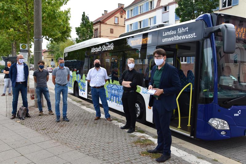 Freuen sich &uuml;ber den Einsatz des neuen Altastadt-Shuttles in Landau: Bauamtsleiter Christoph Kamplade, der st&auml;dtische &Ouml;PNV-Beauftragte Stefan Grewenig, Mobilit&auml;tsabteilungsleiter Ralf Bernhard, QNV-Gesch&auml;ftsf&uuml;hrer Arno Demand, Mobilit&auml;tsdezernent Lukas Ha