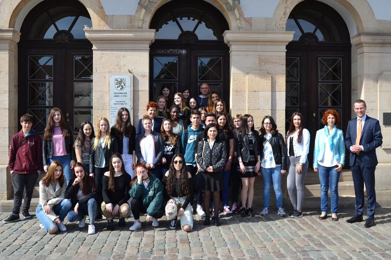 &iexcl;Bienvenidos a Landau! B&uuml;rgermeister und Schuldezernent Dr. Maximilian Ingenthron hat jetzt die spanischen Austauschsch&uuml;lerinnen und Austauschsch&uuml;ler des Eduard-Spranger-Gymnasiums und ihre begleitenden Lehrkr&auml;fte im Rathaus empfangen. 
