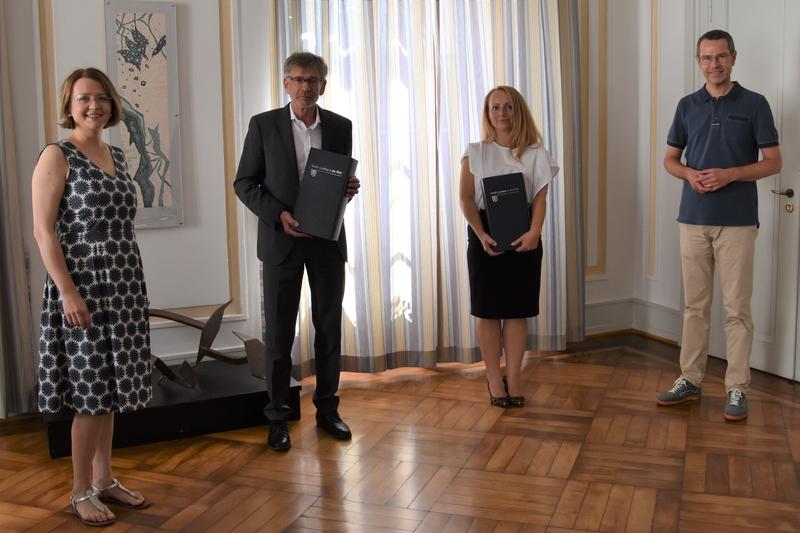 B&uuml;rgermeister Dr. Maximilan Ingenthron (rechts) und die st&auml;dtische Beauftragte f&uuml;r Migration und Integration Elena Bonatz (links) gemeinsam mit dem ehemaligen BAMF-Regionalkoordinator Harald Kafitz und seiner Nachfolgerin Tetyana Savka. 