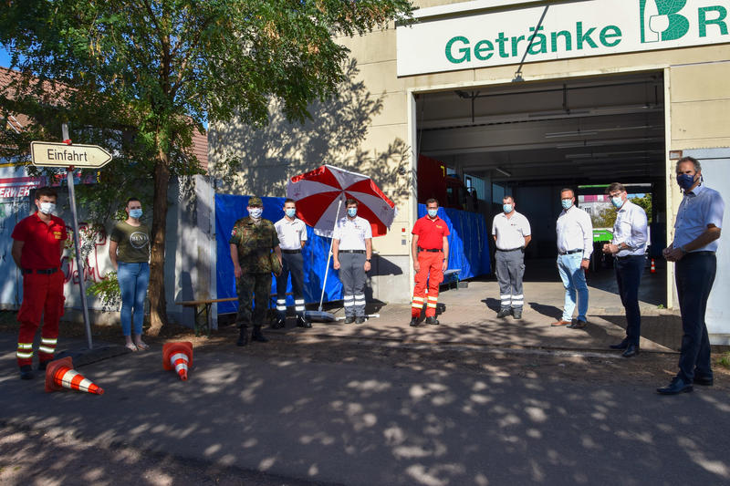 OB Thomas Hirsch (2.v.r.) und S&Uuml;W-Landrat Dietmar Seefeldt (r.) haben sich jetzt gemeinsam ein Bild von der landesweiten Corona-Teststation in Landau gemacht und den Einsatzkr&auml;ften vor Ort f&uuml;r deren wichtigen Dienst an der Allgemeinheit gedankt. 