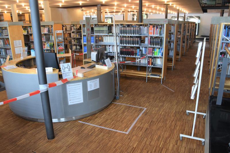 In der Stadtbibliothek Landau gelten zwar immer noch besondere Corona-Regeln, Zeitungslesen und Internetrecherchen an den Arbeitspl&auml;tzen sind aber wieder m&ouml;glich. 